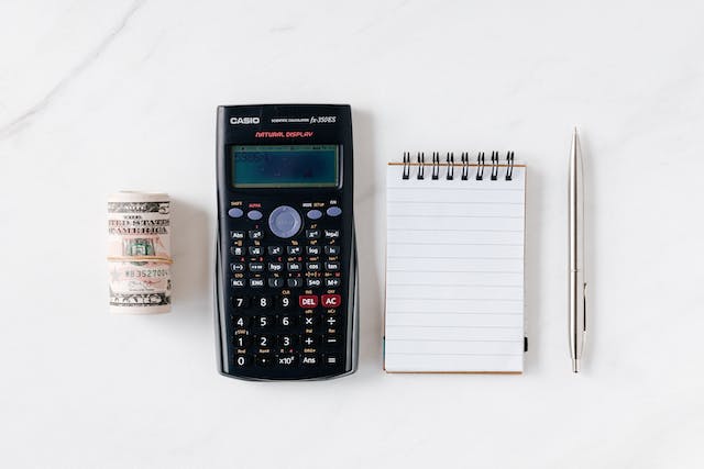 Pieniądze, kalkulator i notatnik